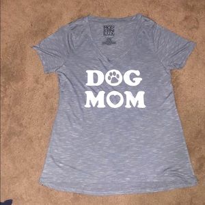 Tee shirt that says “dog mom”.